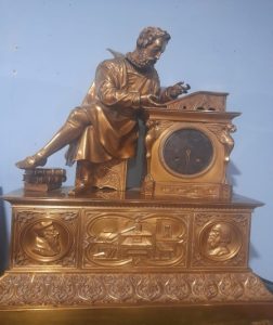 Гуттенберг бейнесі бар көне камин сағаты