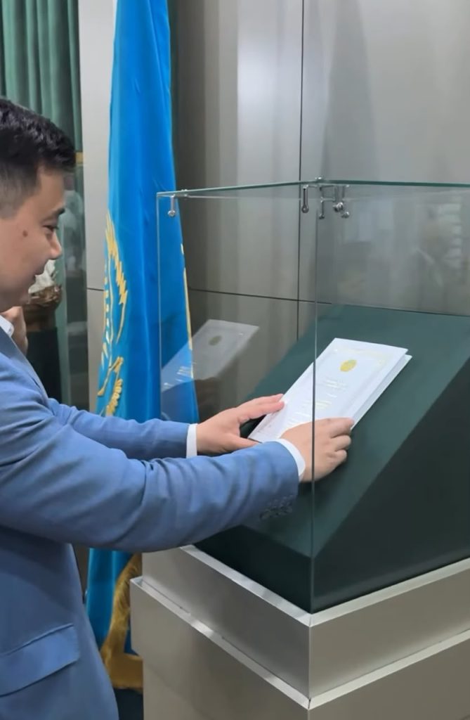 Новая Конституция РК заняла место в экспозиции областного музея