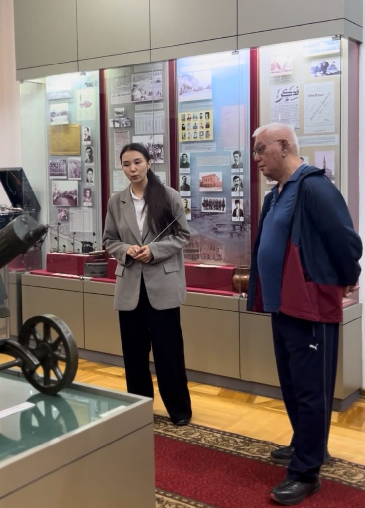 Известные искусствоведы посетили областной музей