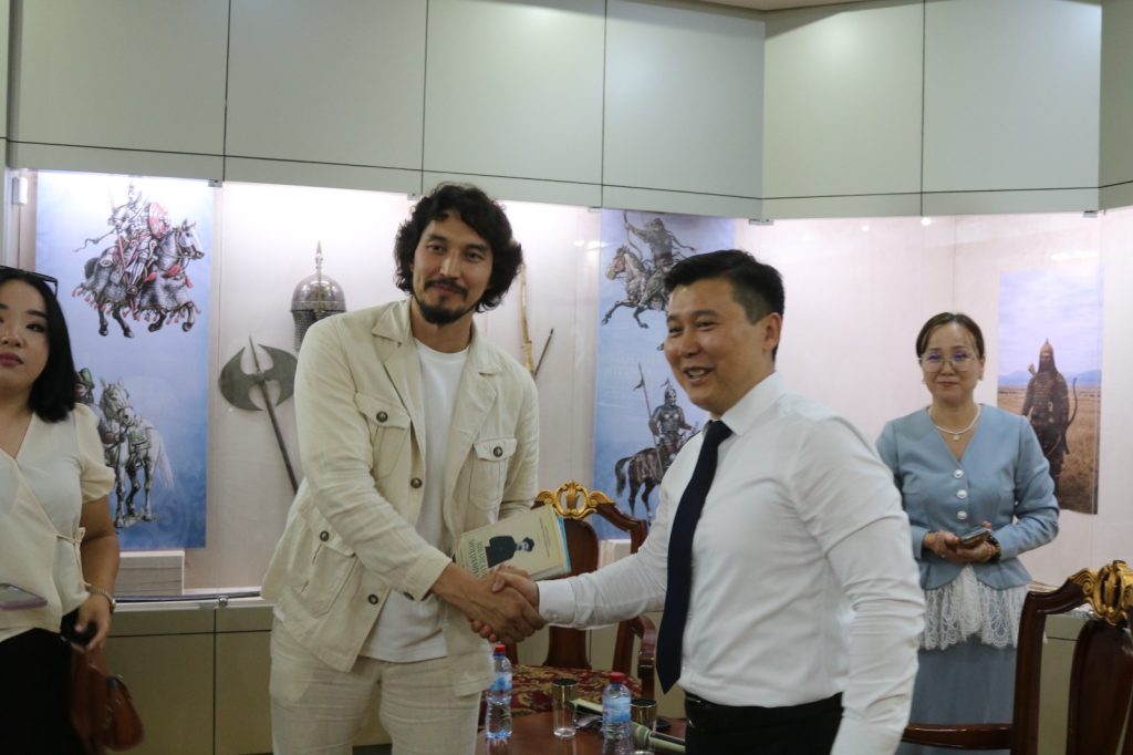 Танымал актер Әділ Ахметов музейде өнерсүйер қауыммен кездесті